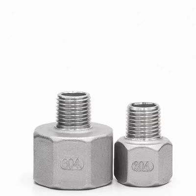 En el caso de los productos de acero inoxidable, se utilizará un adaptador de acero inoxidable de tipo masculino a femenino, de 3/4" de longitud y de 1/2" de longitud.