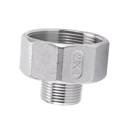 En el caso de los productos de acero inoxidable, se utilizará un adaptador de acero inoxidable de tipo masculino a femenino, de 3/4" de longitud y de 1/2" de longitud.